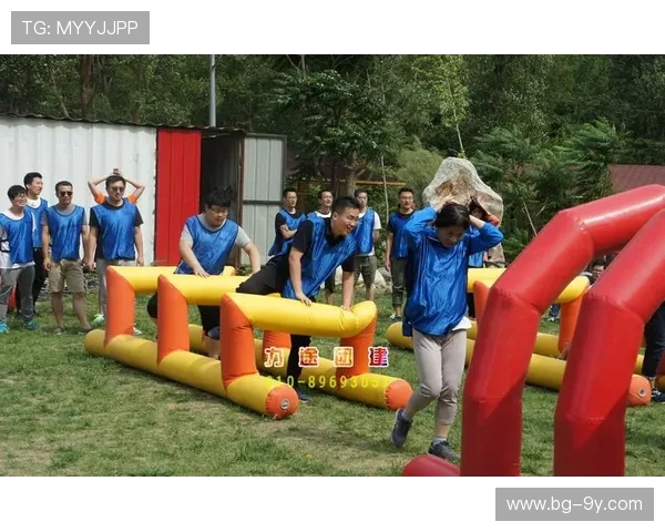 围绕用网球踢足球展开的多元创意体能竞赛与趣味互动活动综合主题