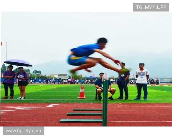 拽着足球运动员的脚冲刺突破瞬间，展现速度与力量的完美结合
